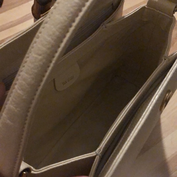 Vintage Gucci Beige Convertible Leather Crossbody Handbag with extra Beige Knob - Picture 10 of 16